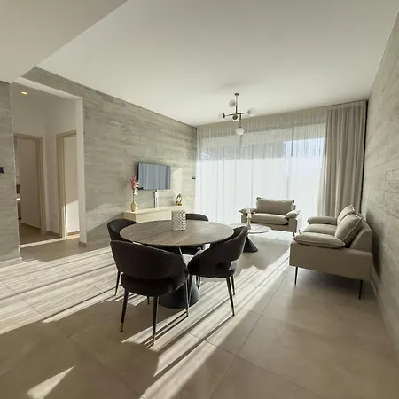 Malberry Park 103 - Modern 2 Bedroom With Pool, Gym, Jaccuzi *