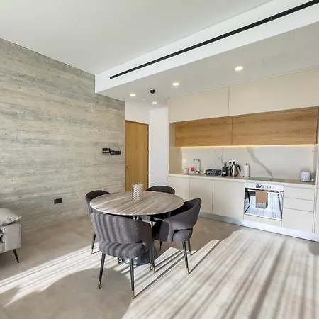 Malberry Park 103 - Modern 2 Bedroom With Pool, Gym, Jaccuzi